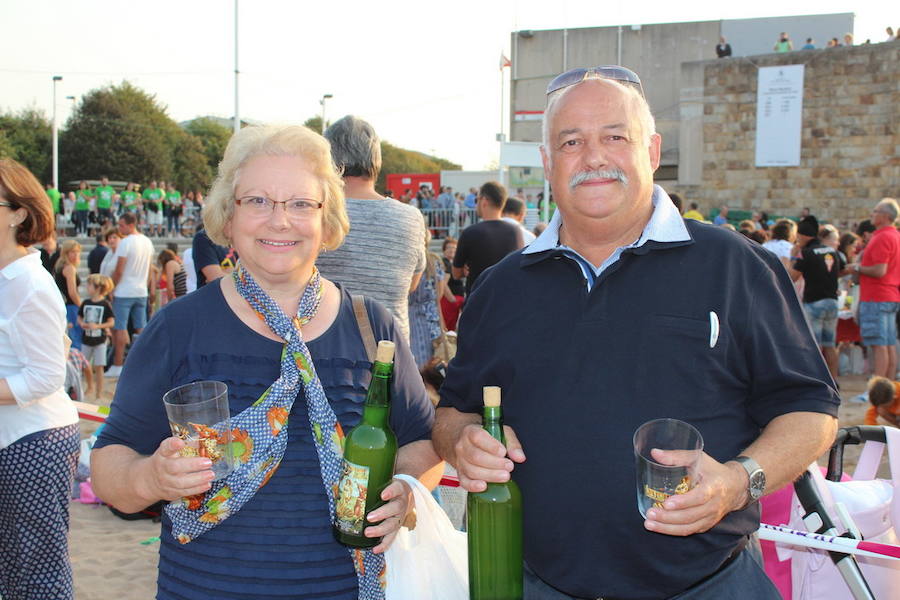 ¿Estuviste en el récord de escanciado simultáneo de 2017? ¡Búscate! (4)