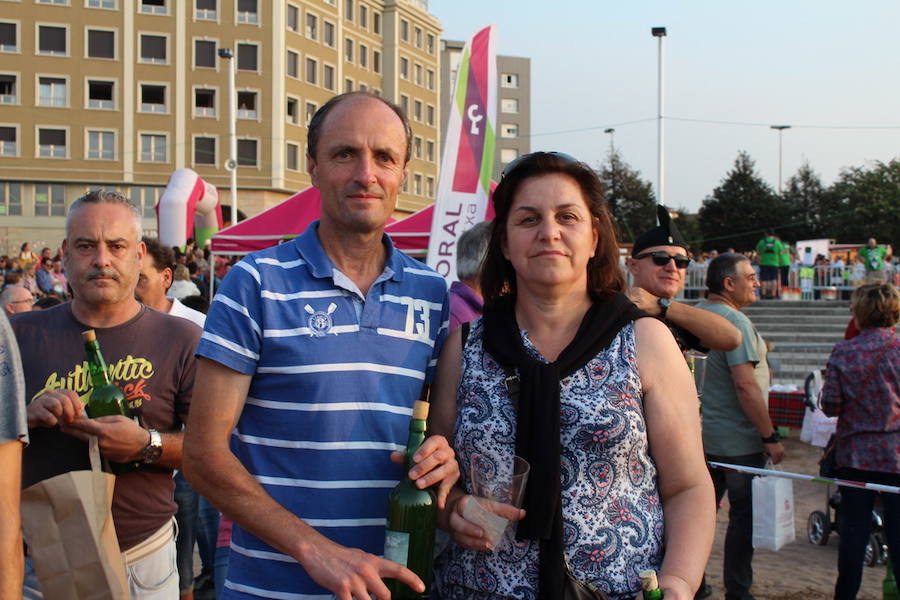 ¿Estuviste en el récord de escanciado simultáneo de 2017? ¡Búscate! (4)