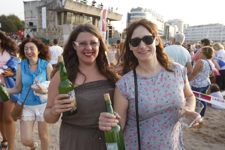 ¿Estuviste en el récord de escanciado simultáneo de 2017? ¡Búscate! (4)