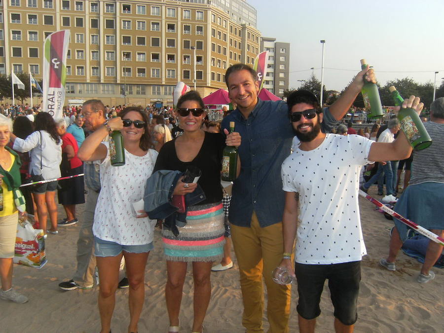 ¿Estuviste en el récord de escanciado simultáneo de 2017? ¡Búscate! (6)