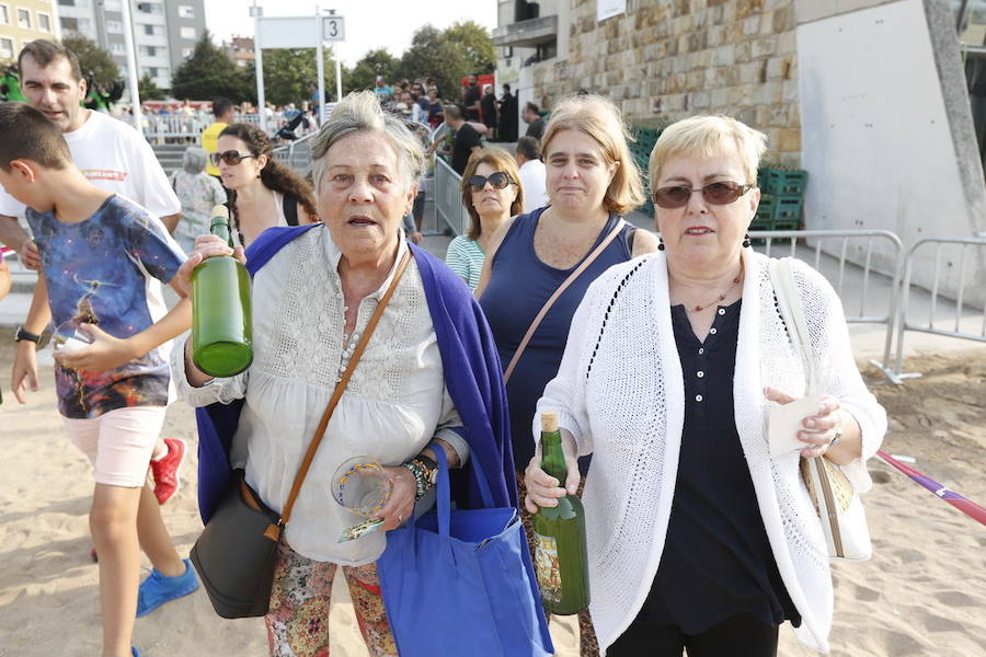 ¿Estuviste en el récord de escanciado simultáneo de 2017? ¡Búscate! (7)