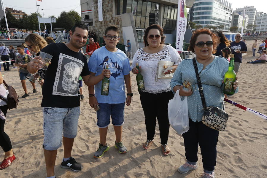 ¿Estuviste en el récord de escanciado simultáneo de 2017? ¡Búscate! (7)