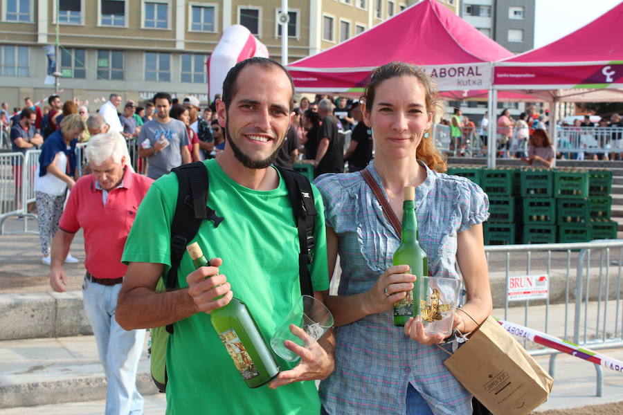 ¿Estuviste en el récord de escanciado simultáneo de 2017? ¡Búscate! (3)