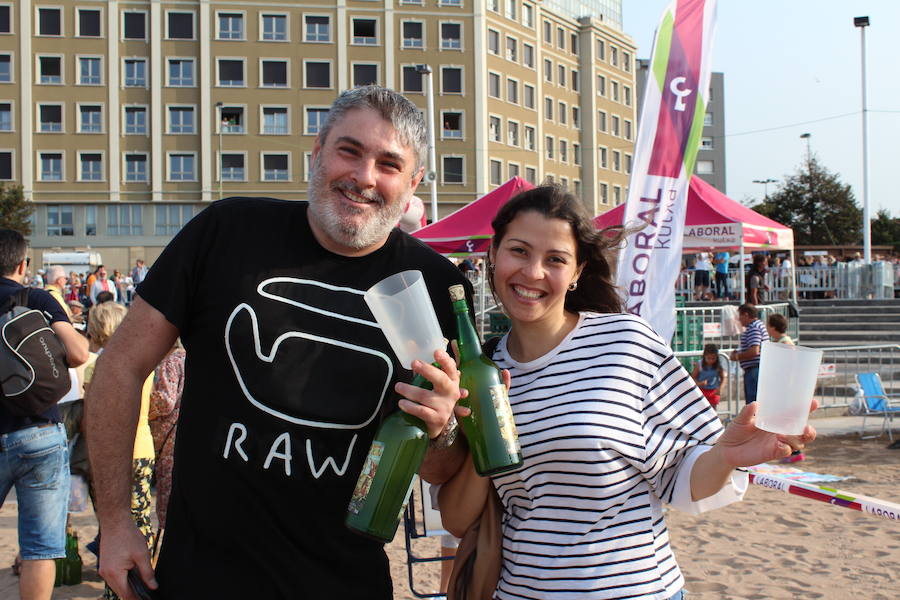 ¿Estuviste en el récord de escanciado simultáneo de 2017? ¡Búscate! (3)