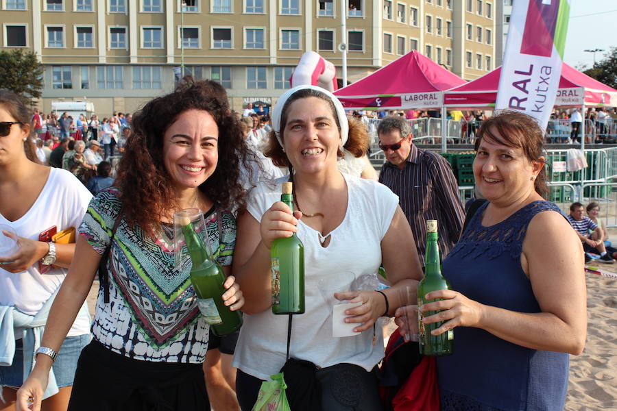 ¿Estuviste en el récord de escanciado simultáneo de 2017? ¡Búscate! (3)