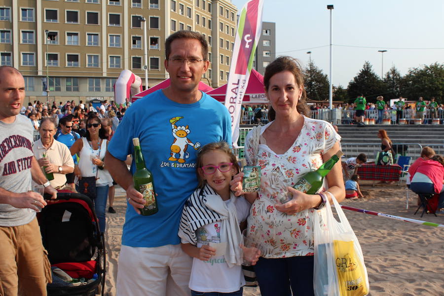 ¿Estuviste en el récord de escanciado simultáneo de 2017? ¡Búscate! (3)