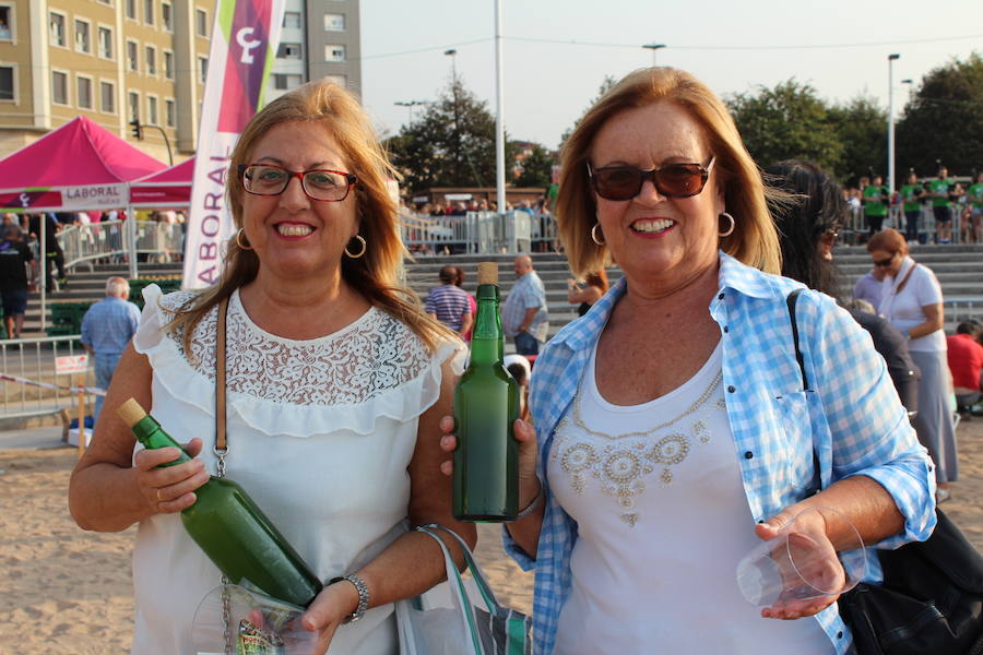 ¿Estuviste en el récord de escanciado simultáneo de 2017? ¡Búscate! (3)