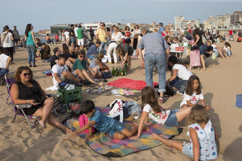 Así fue la fiesta del récord de escanciado simultáneo en Gijón