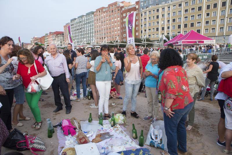 Así fue la fiesta del récord de escanciado simultáneo en Gijón