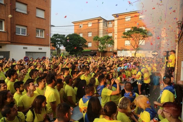 Los asistentes a la Ruta de Santa Isabel en el momento del chupinazo. 