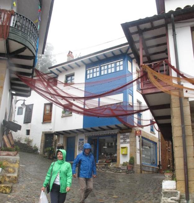 Las calles y balcones de Tazones han sido adornadas con redes de pesca. 