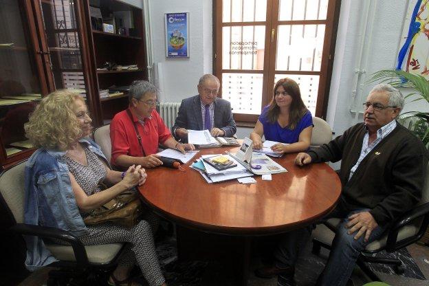 Por la izquierda, Eva Sánchez, José Ramón Sariego, Emilio Peña, Andrea álvarez y Jesús Alonso, reunidos ayer en el Ayuntamiento. 