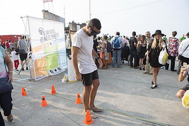 Un joven prueba en Poniente, de forma virtual, los efectos de un 'colocón' al volante. 