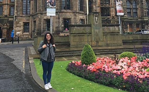 Celia Díaz, delante del edificio principal de la Universidad de Glasgow.