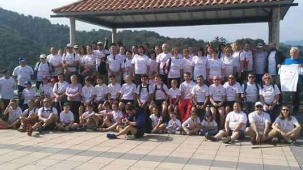 Los participantes recibieron una camiseta conmemorativa de la quinta edición de la marcha a Peña Cabrera. 