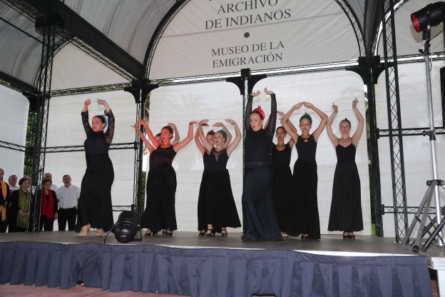 Un momento de la actuación de las bailaoras, con pañuelo de llanisca, en el Archivo de Indianos. 