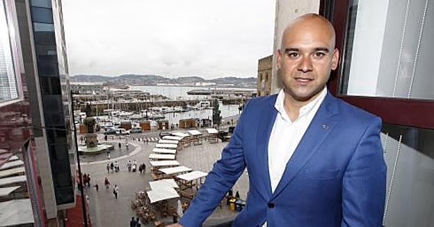 Jesús Martínez Salvador, con el Puerto Deportivo al fondo. 