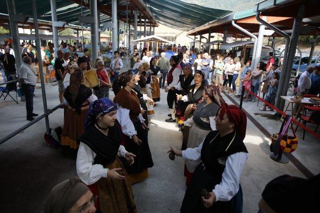 El Grupo Folklórico Blimea animó con bailes y canciones la jornada festiva en El Campu. 