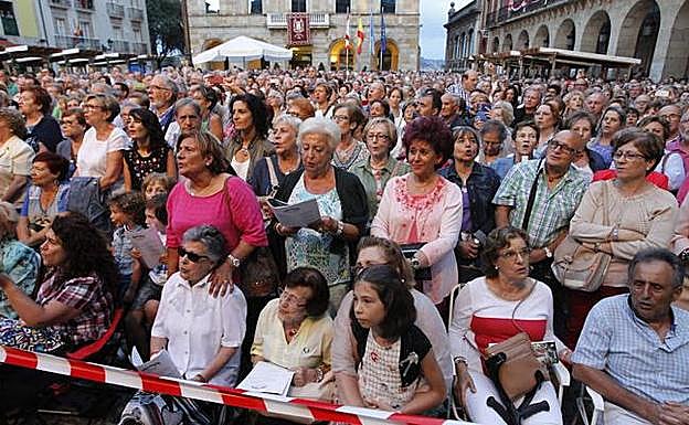 La plaza Mayor se llenó de espectadores que, con el libreto en mano para seguir la letra, cantaron desde el primer minuto 