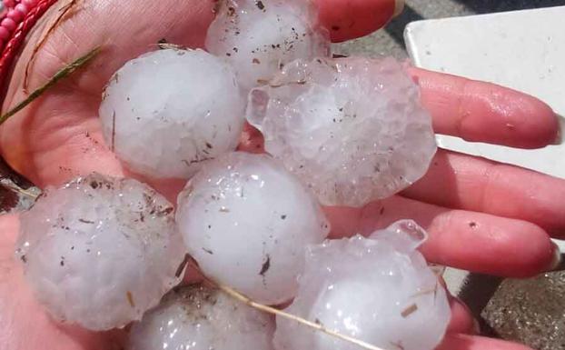 Grandes granizos cayeron en la tarde del sábado en Cangas del Narcea