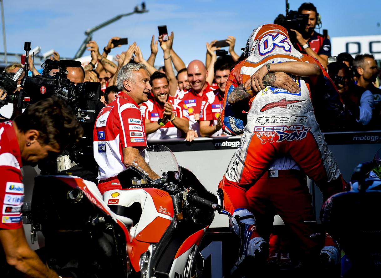 Las carreras en el circuito de Silverstone se saldaron con las victorias de Andrea Dovizioso (MotoGP), Arón Canet (Moto2) y Takaaki Nakagami (Moto3)