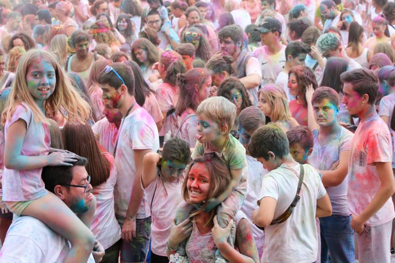 Miles de jóvenes de toda Asturias han acudido a la llamada de esta fiesta que se inspira en celebraciones hinduistas para festejar la alegría