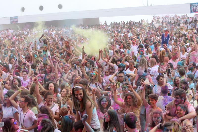 Miles de jóvenes de toda Asturias han acudido a la llamada de esta fiesta que se inspira en celebraciones hinduistas para festejar la alegría