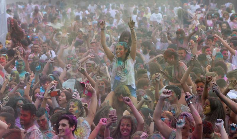 Miles de jóvenes de toda Asturias han acudido a la llamada de esta fiesta que se inspira en celebraciones hinduistas para festejar la alegría