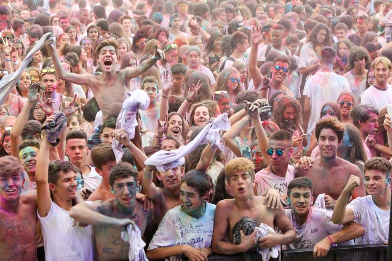 Miles de jóvenes de toda Asturias han acudido a la llamada de esta fiesta que se inspira en celebraciones hinduistas para festejar la alegría