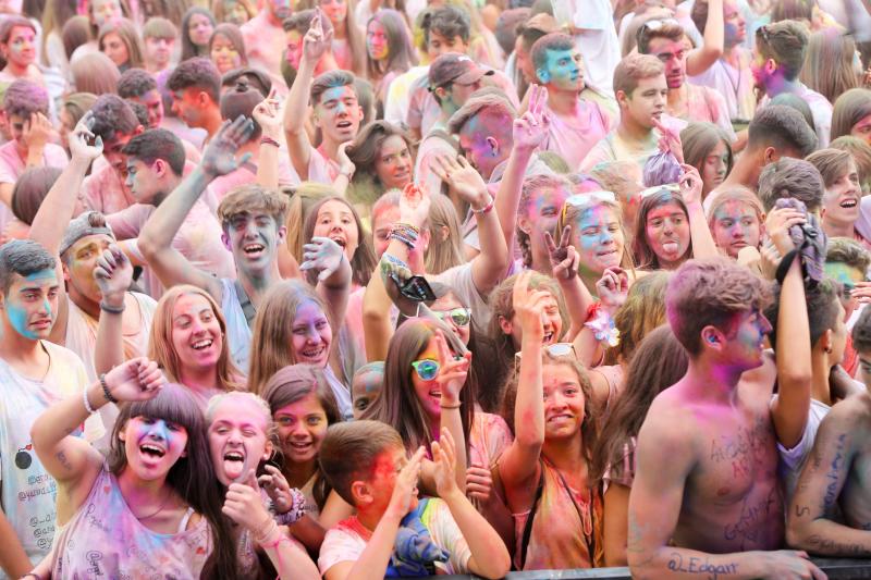 Miles de jóvenes de toda Asturias han acudido a la llamada de esta fiesta que se inspira en celebraciones hinduistas para festejar la alegría