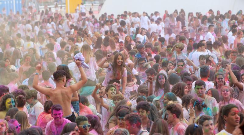 Miles de jóvenes de toda Asturias han acudido a la llamada de esta fiesta que se inspira en celebraciones hinduistas para festejar la alegría