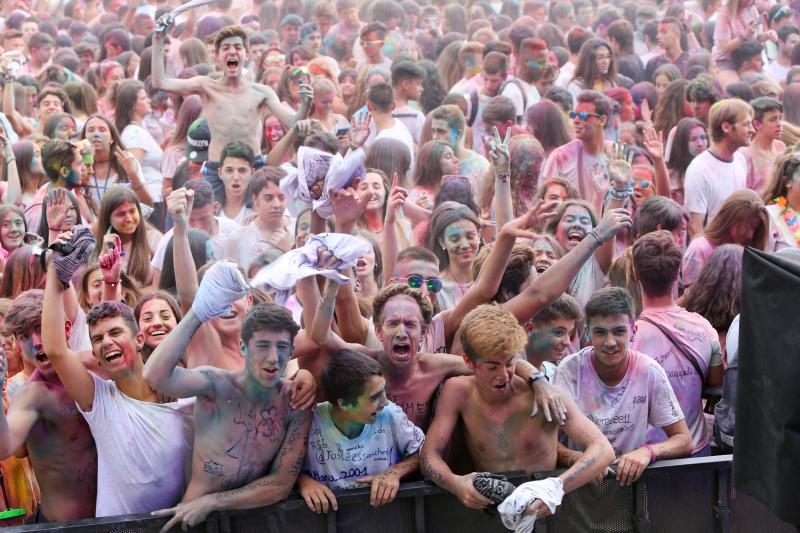 Miles de jóvenes de toda Asturias han acudido a la llamada de esta fiesta que se inspira en celebraciones hinduistas para festejar la alegría