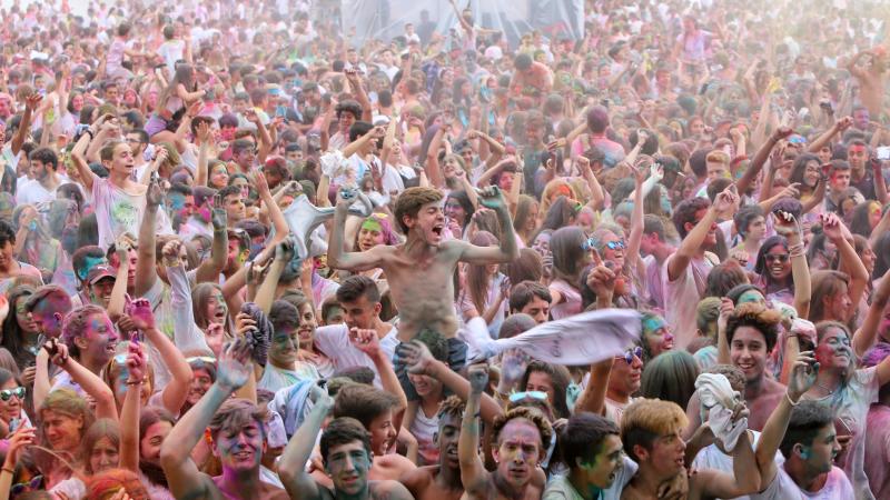 Miles de jóvenes de toda Asturias han acudido a la llamada de esta fiesta que se inspira en celebraciones hinduistas para festejar la alegría