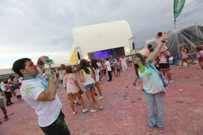 Miles de jóvenes de toda Asturias han acudido a la llamada de esta fiesta que se inspira en celebraciones hinduistas para festejar la alegría