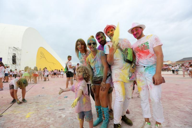 Miles de jóvenes de toda Asturias han acudido a la llamada de esta fiesta que se inspira en celebraciones hinduistas para festejar la alegría