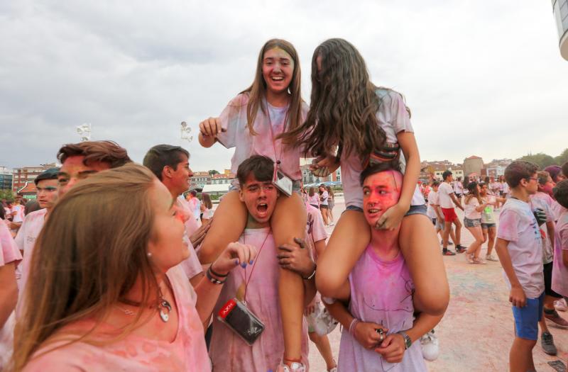 Miles de jóvenes de toda Asturias han acudido a la llamada de esta fiesta que se inspira en celebraciones hinduistas para festejar la alegría