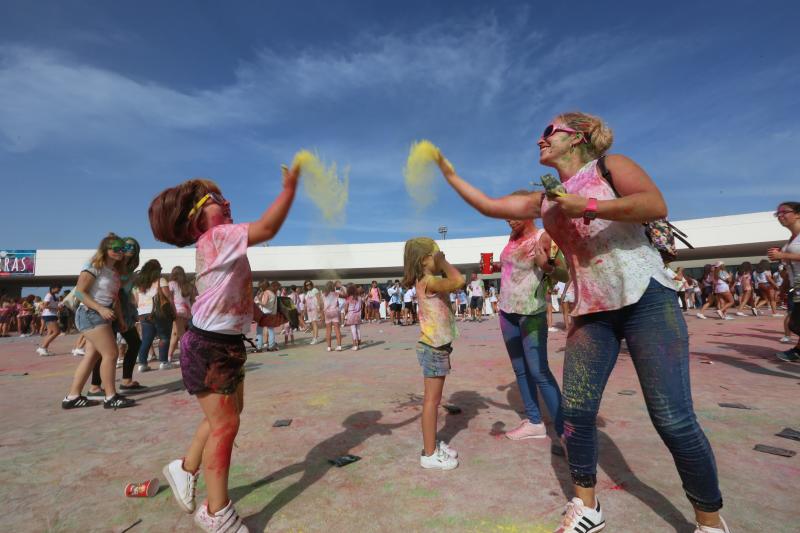 Miles de jóvenes de toda Asturias han acudido a la llamada de esta fiesta que se inspira en celebraciones hinduistas para festejar la alegría