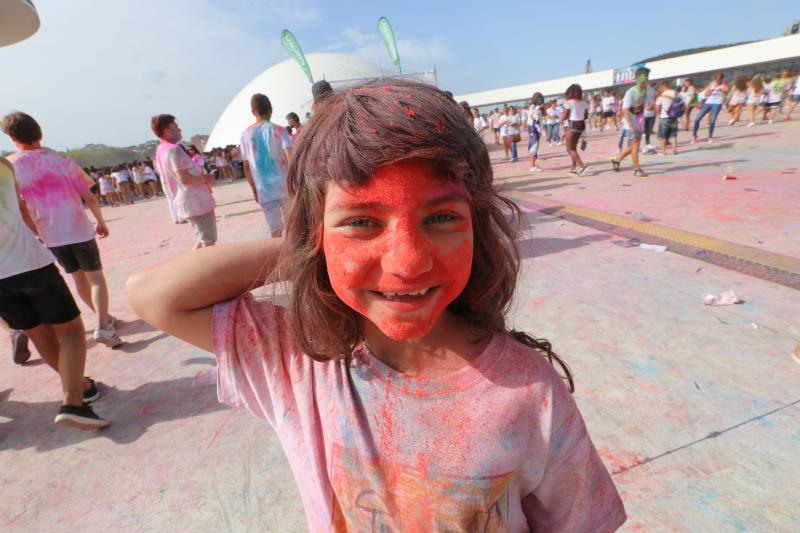 Miles de jóvenes de toda Asturias han acudido a la llamada de esta fiesta que se inspira en celebraciones hinduistas para festejar la alegría