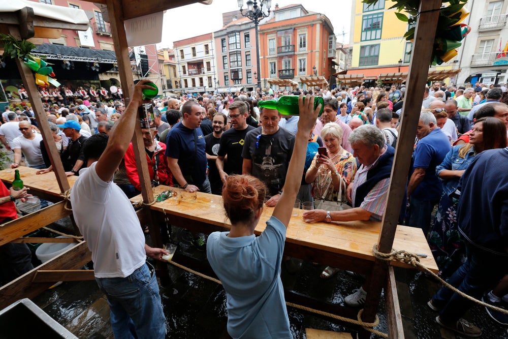 La Fiesta de la Sidra Natural se despide hasta el año que viene despachando cientos de botellas, premiando a los mejores llagareros