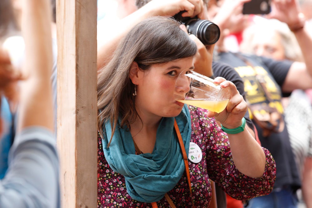 La Fiesta de la Sidra Natural se despide hasta el año que viene despachando cientos de botellas, premiando a los mejores llagareros