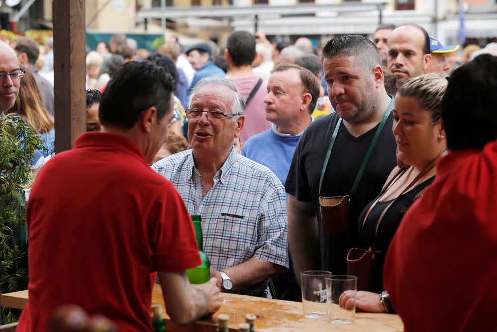 La Fiesta de la Sidra Natural se despide hasta el año que viene despachando cientos de botellas, premiando a los mejores llagareros