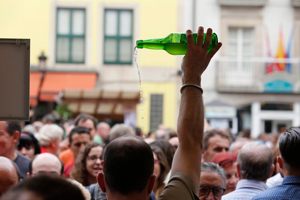 La Fiesta de la Sidra Natural se despide hasta el año que viene despachando cientos de botellas, premiando a los mejores llagareros