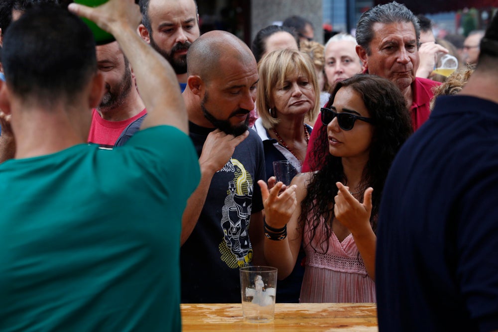 La Fiesta de la Sidra Natural se despide hasta el año que viene despachando cientos de botellas, premiando a los mejores llagareros