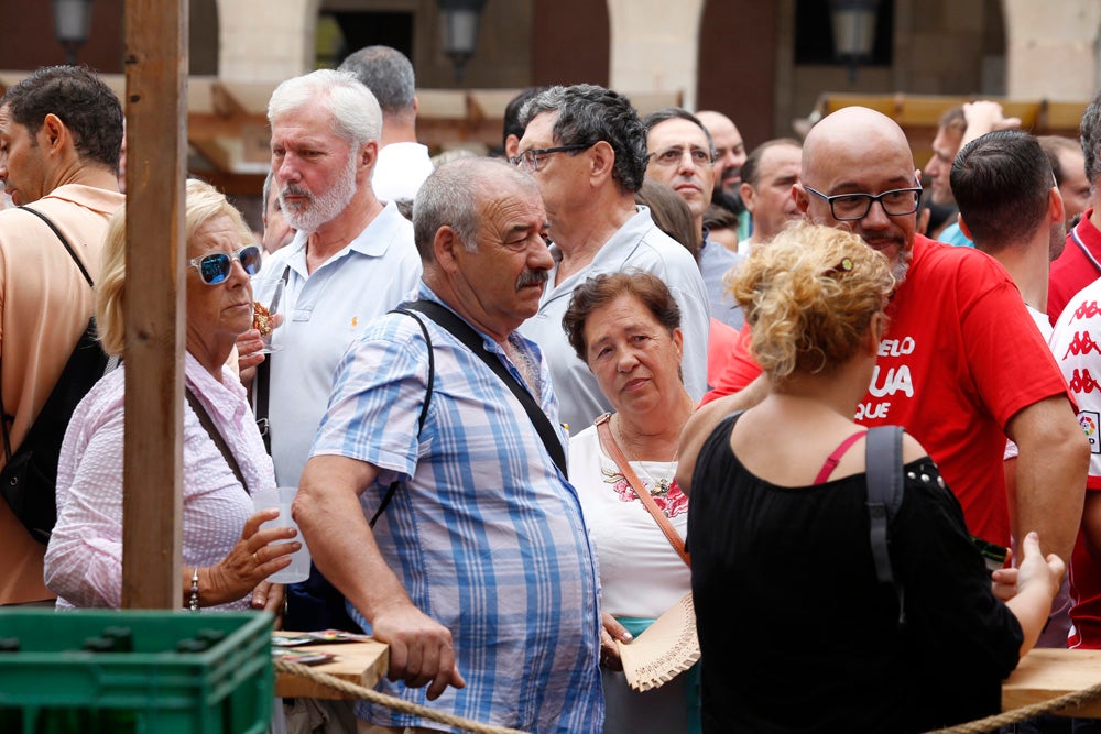 La Fiesta de la Sidra Natural se despide hasta el año que viene despachando cientos de botellas, premiando a los mejores llagareros