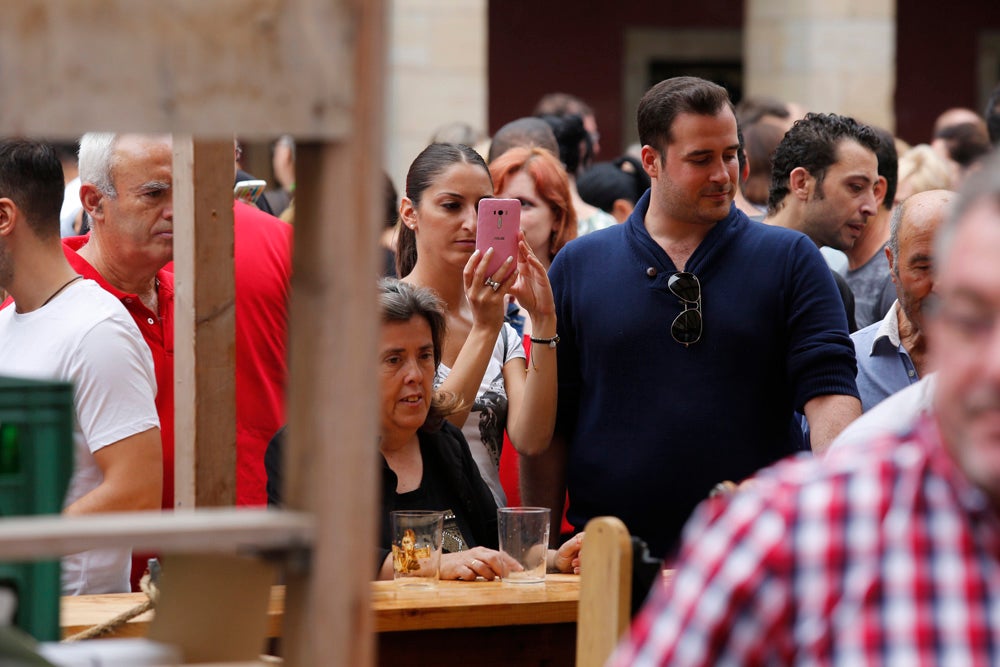 La Fiesta de la Sidra Natural se despide hasta el año que viene despachando cientos de botellas, premiando a los mejores llagareros
