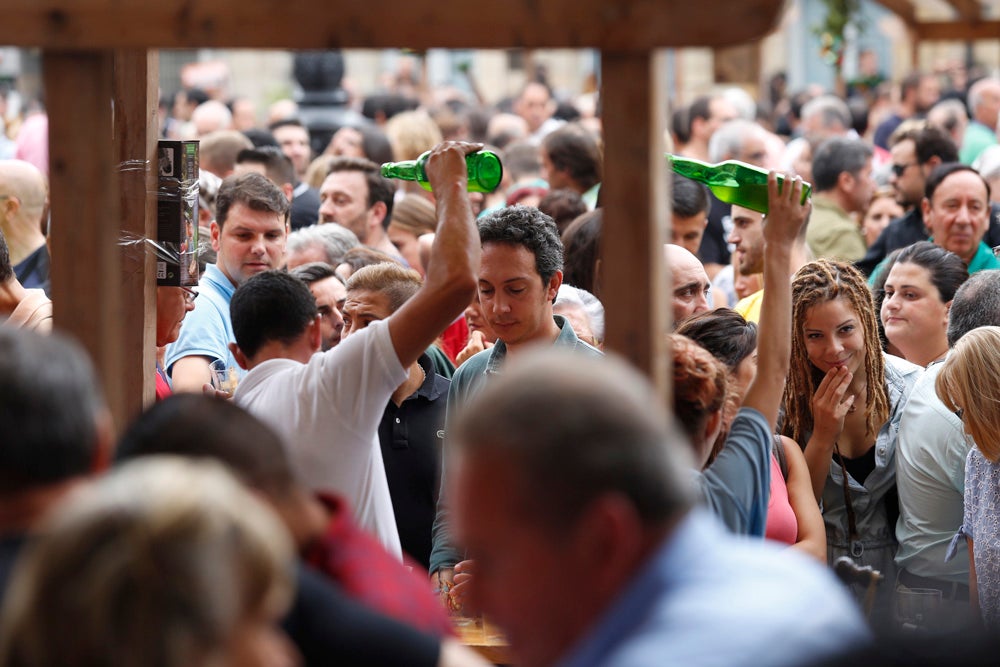 La Fiesta de la Sidra Natural se despide hasta el año que viene despachando cientos de botellas, premiando a los mejores llagareros