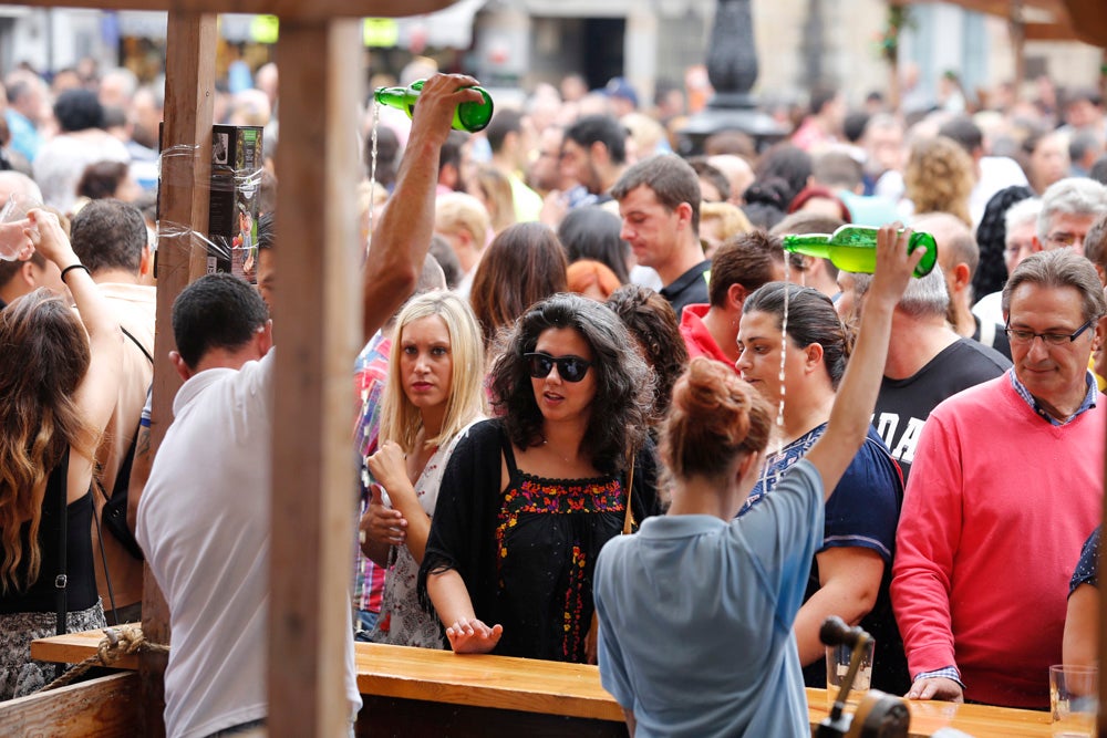 La Fiesta de la Sidra Natural se despide hasta el año que viene despachando cientos de botellas, premiando a los mejores llagareros
