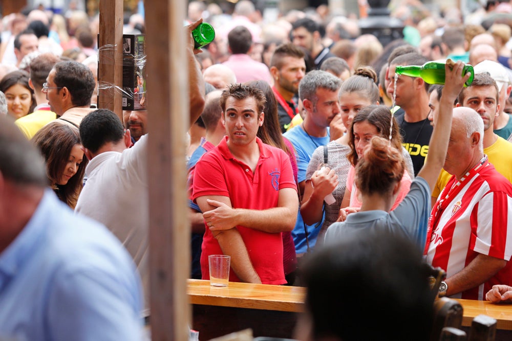 La Fiesta de la Sidra Natural se despide hasta el año que viene despachando cientos de botellas, premiando a los mejores llagareros