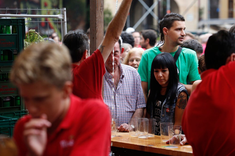 La Fiesta de la Sidra Natural se despide hasta el año que viene despachando cientos de botellas, premiando a los mejores llagareros