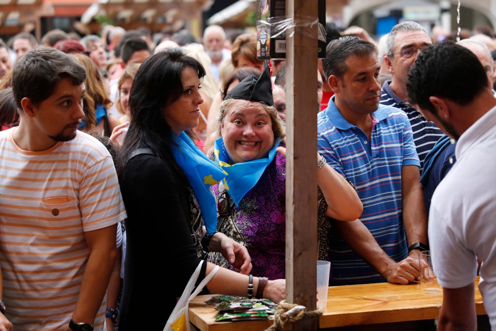 La Fiesta de la Sidra Natural se despide hasta el año que viene despachando cientos de botellas, premiando a los mejores llagareros
